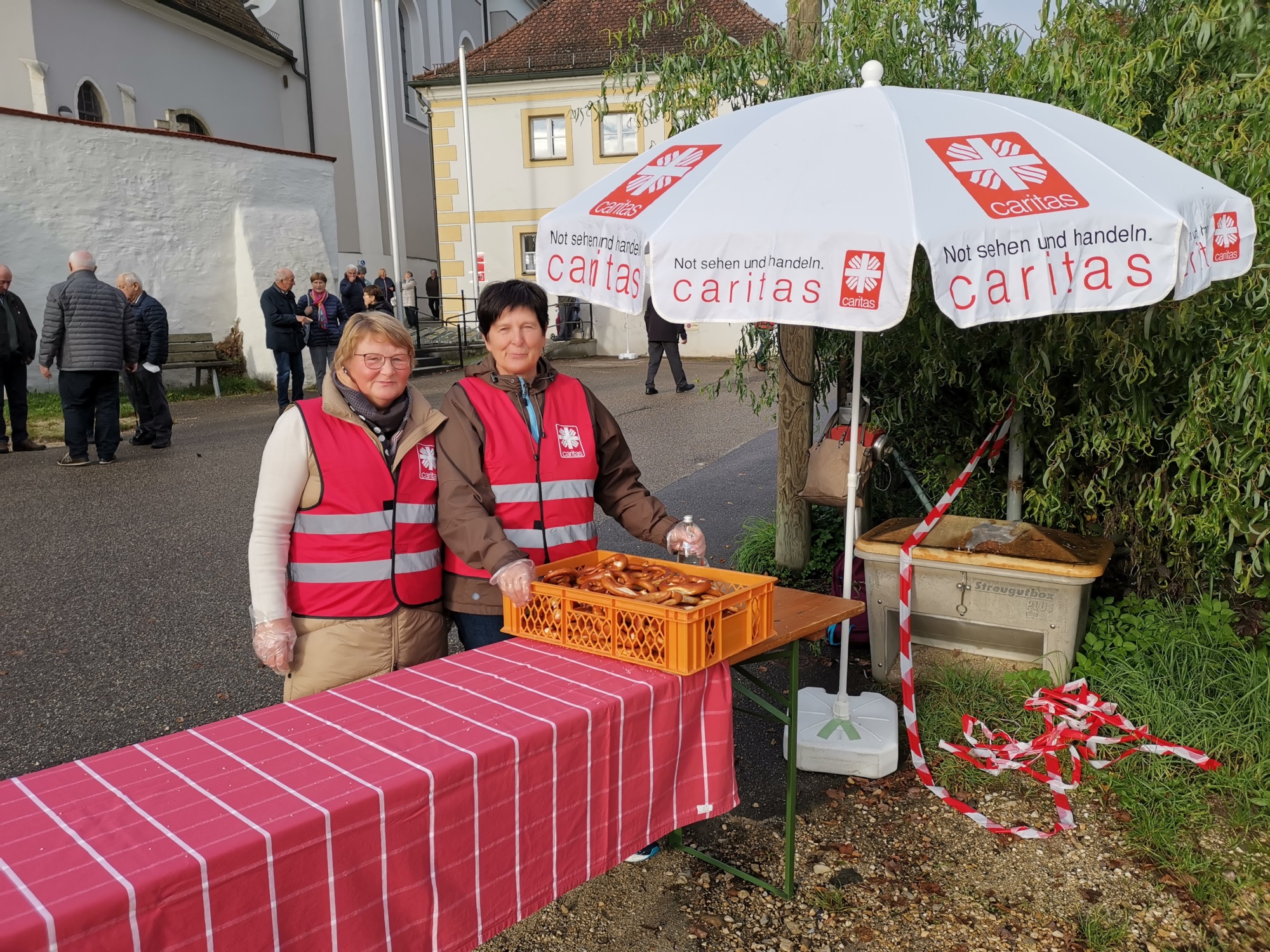 Frauen an Stand