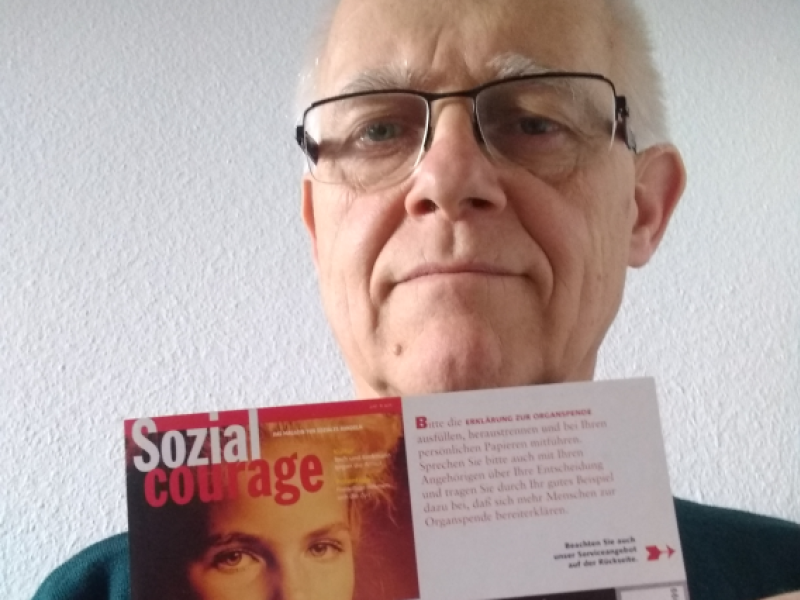 Mann mit Flyer im Portrait