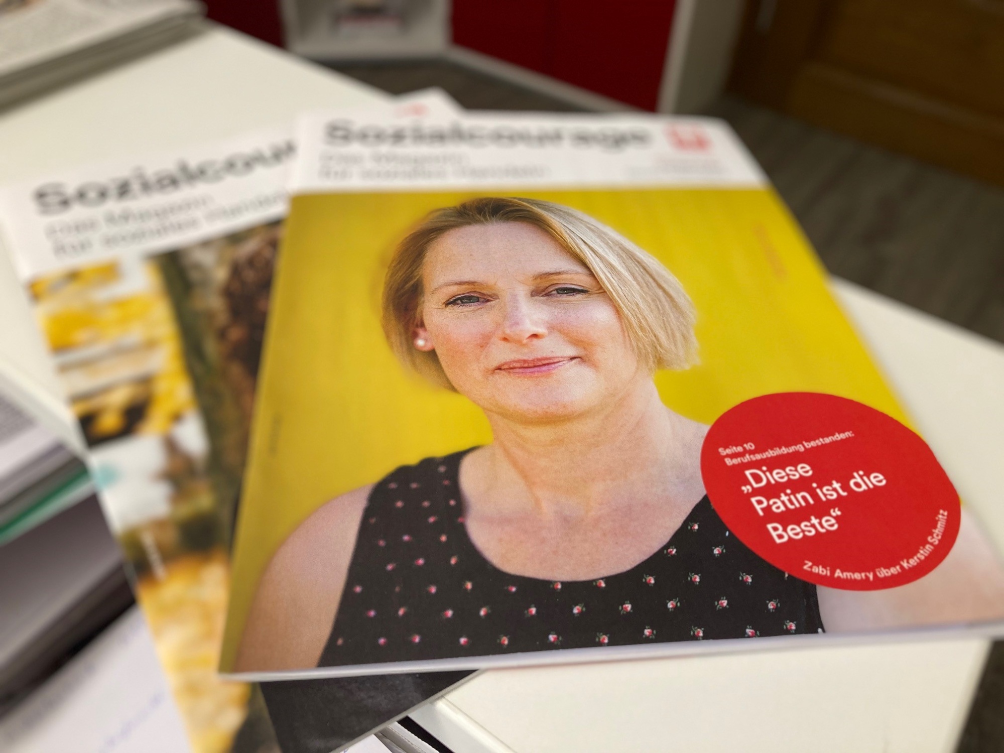 Magazine auf einem Schreibtisch