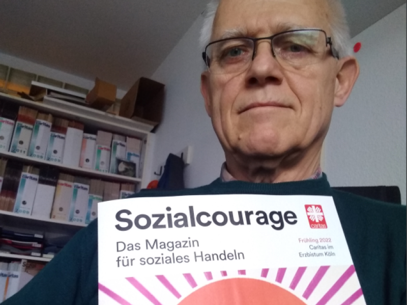 Mann mit Flyer im Portrait
