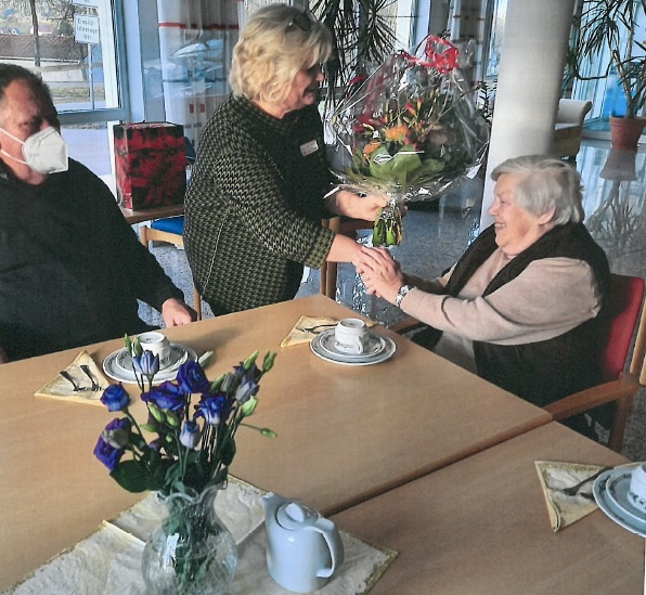 Personengruppe bei Veranstaltung in Innenraum.
