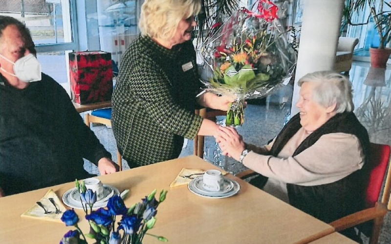 Personengruppe bei Veranstaltung in Innenraum.