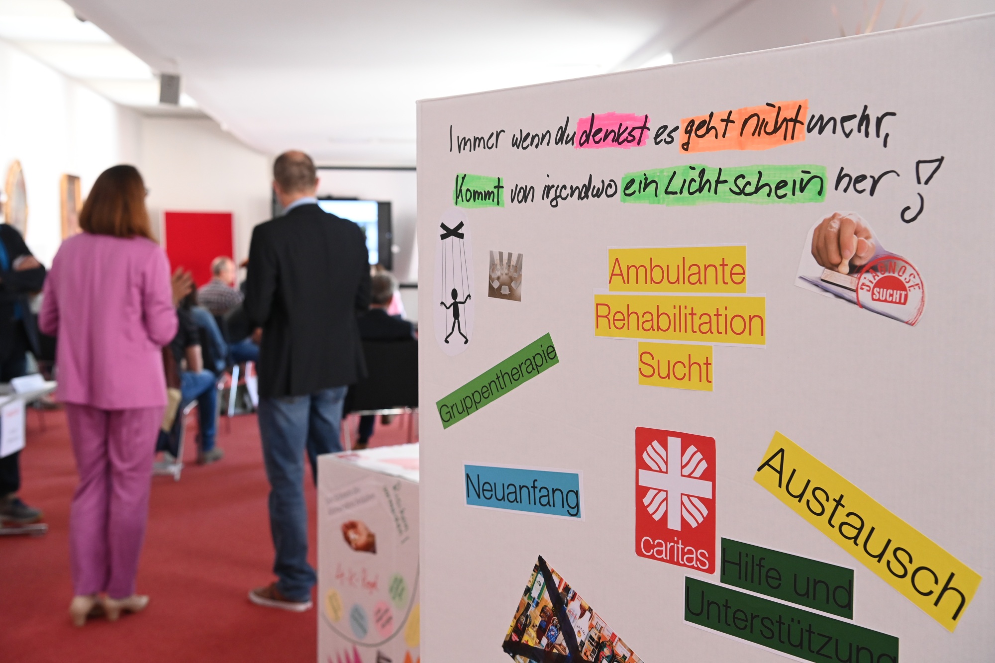 Blick in Raum mit Plakat