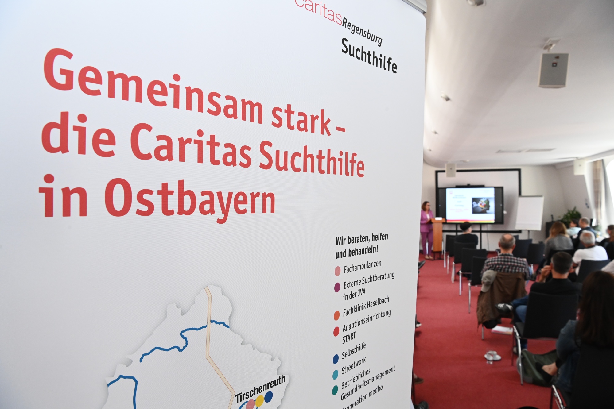 Blick in Raum mit Plakat