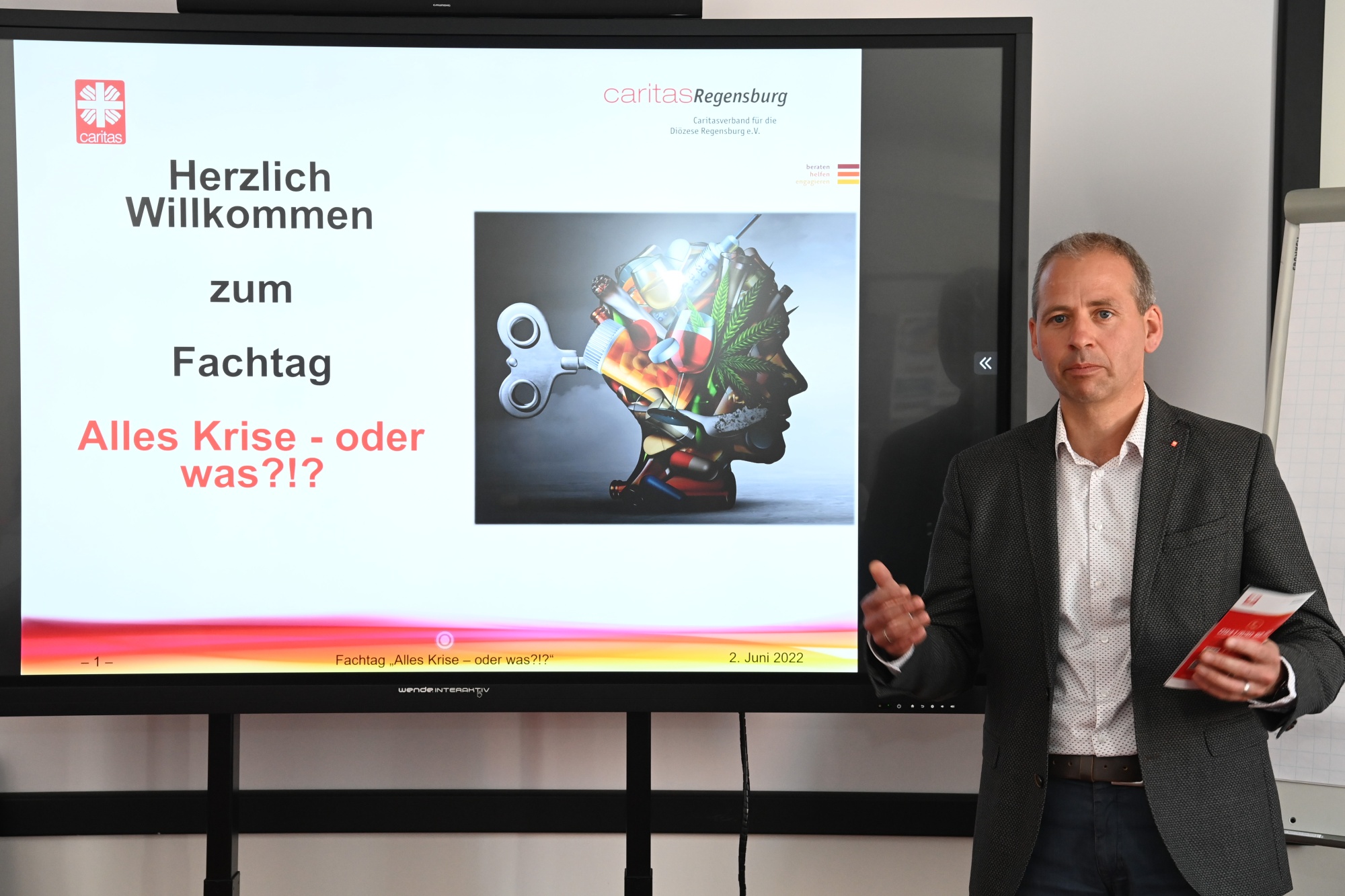 Redner vor Fernseher