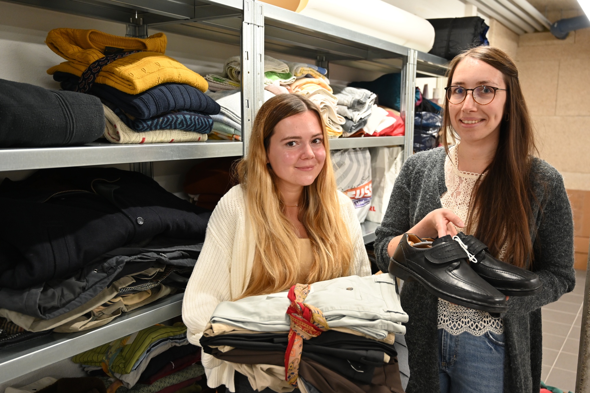 Zwei Frauen in Kleiderkammer