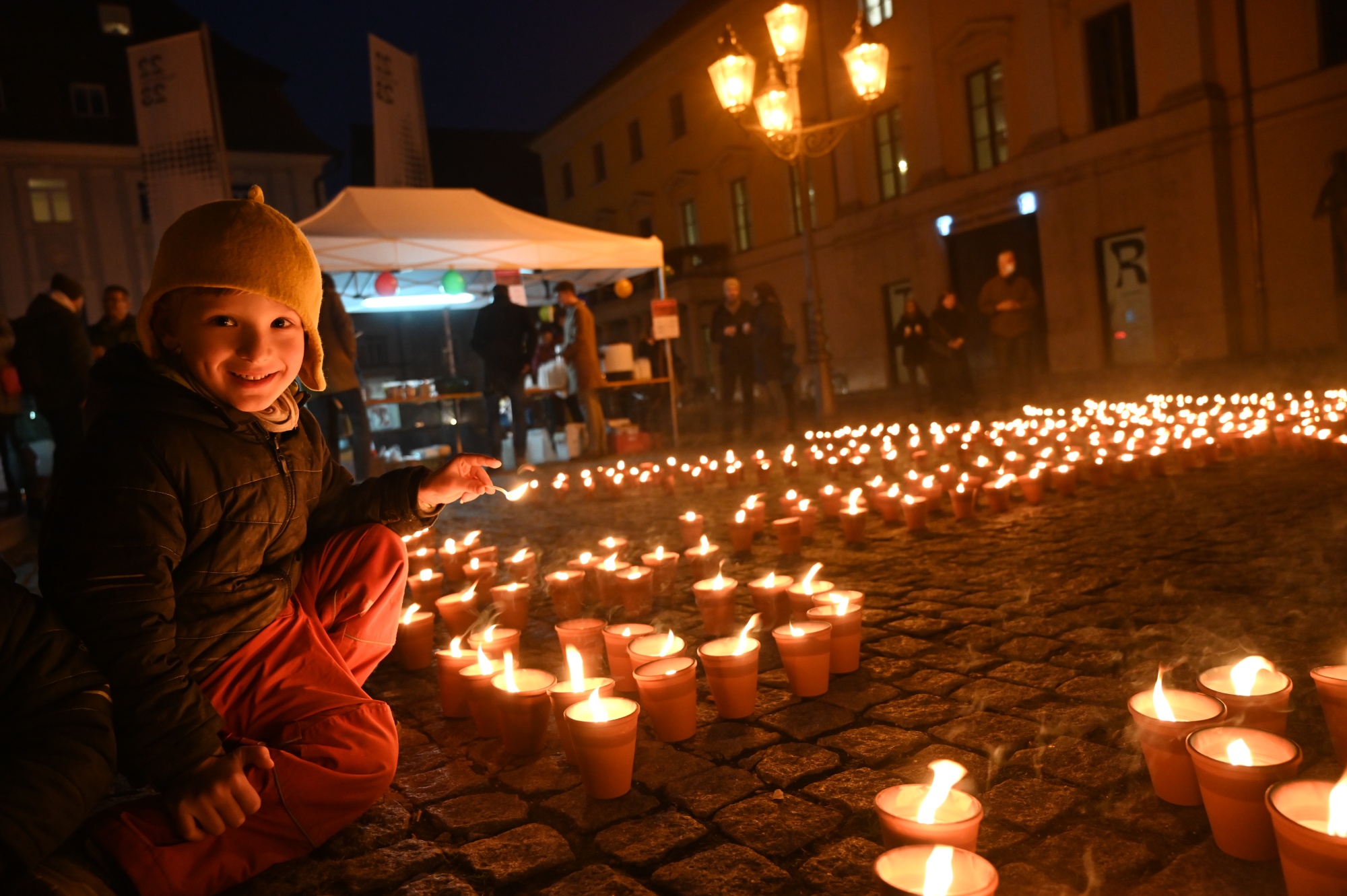 Stimmungsvolle Szene mit vielen Kerzen