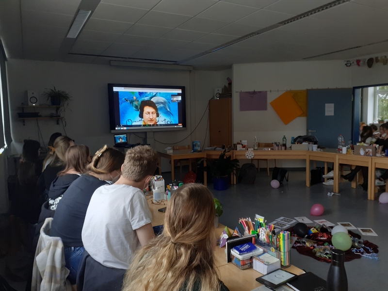 Klassenraum mit Fernseher