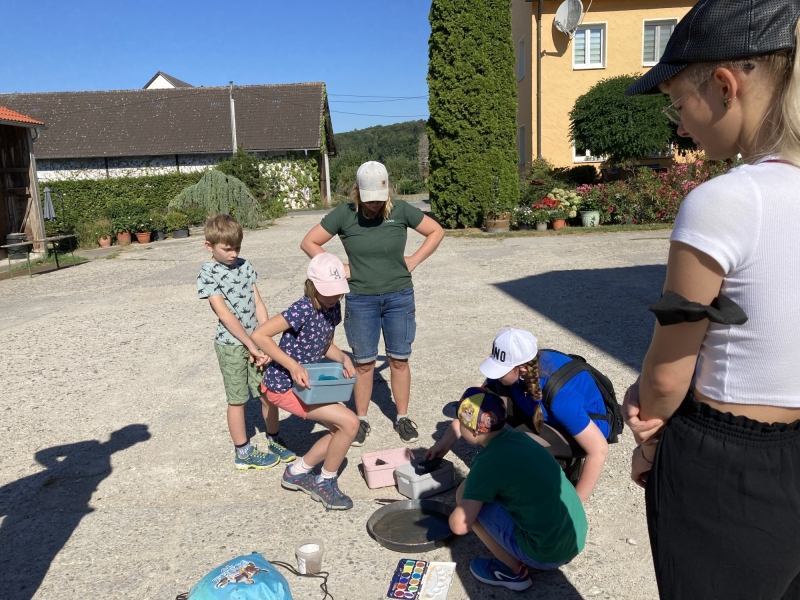 Kinder auf einem Bauernhof
