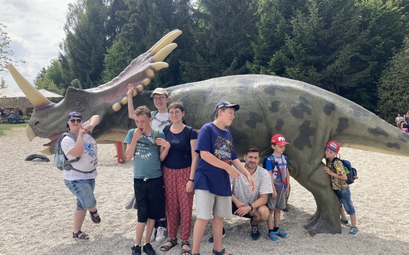 Kinder vor Dinosaurier