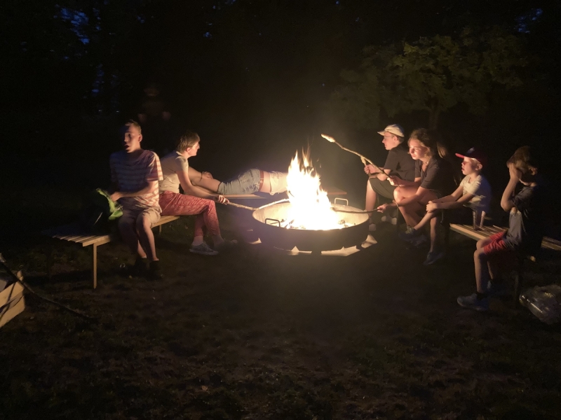 Kinder beim Lagerfeuer