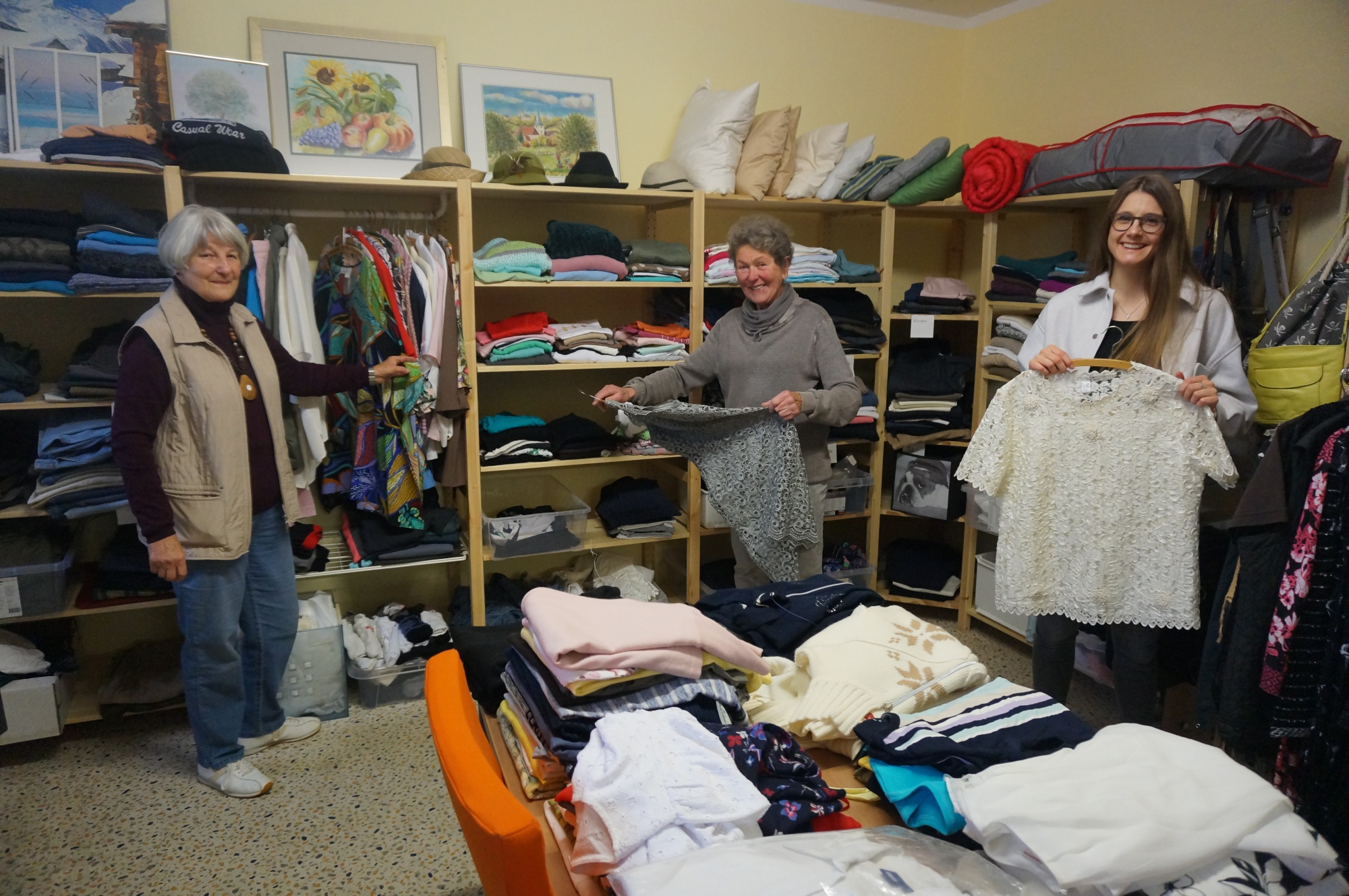 Frauen in Kleiderkammer