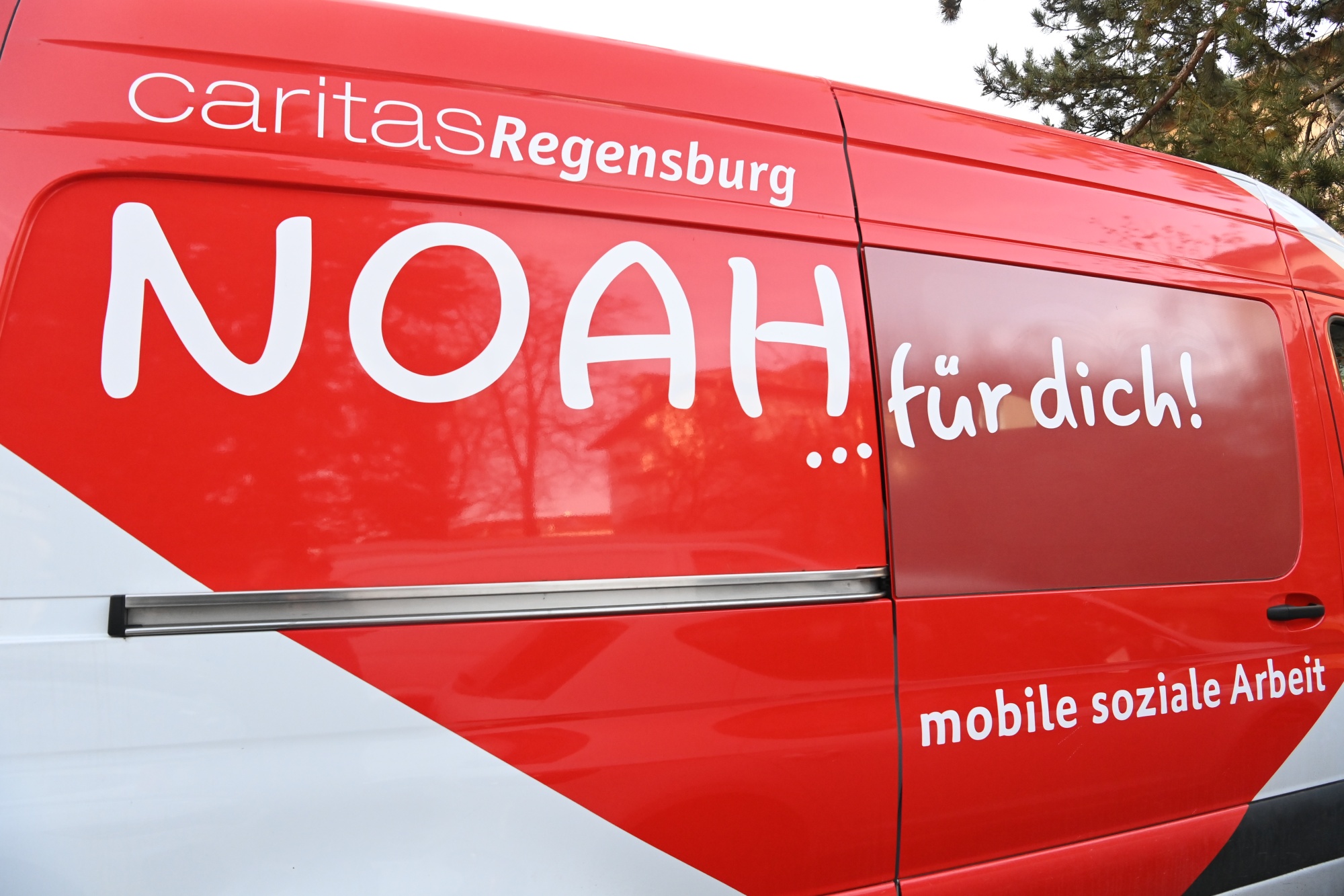 Bus mit der Aufschrift NOAH ...für dich!