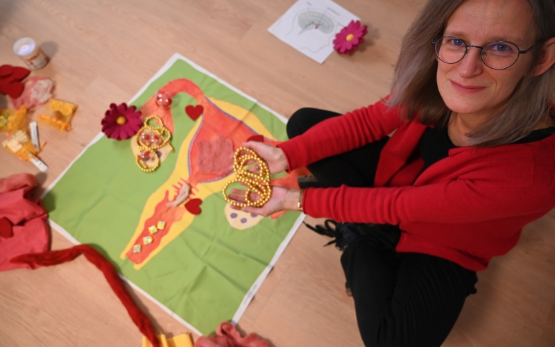 Frau mit Schaubild