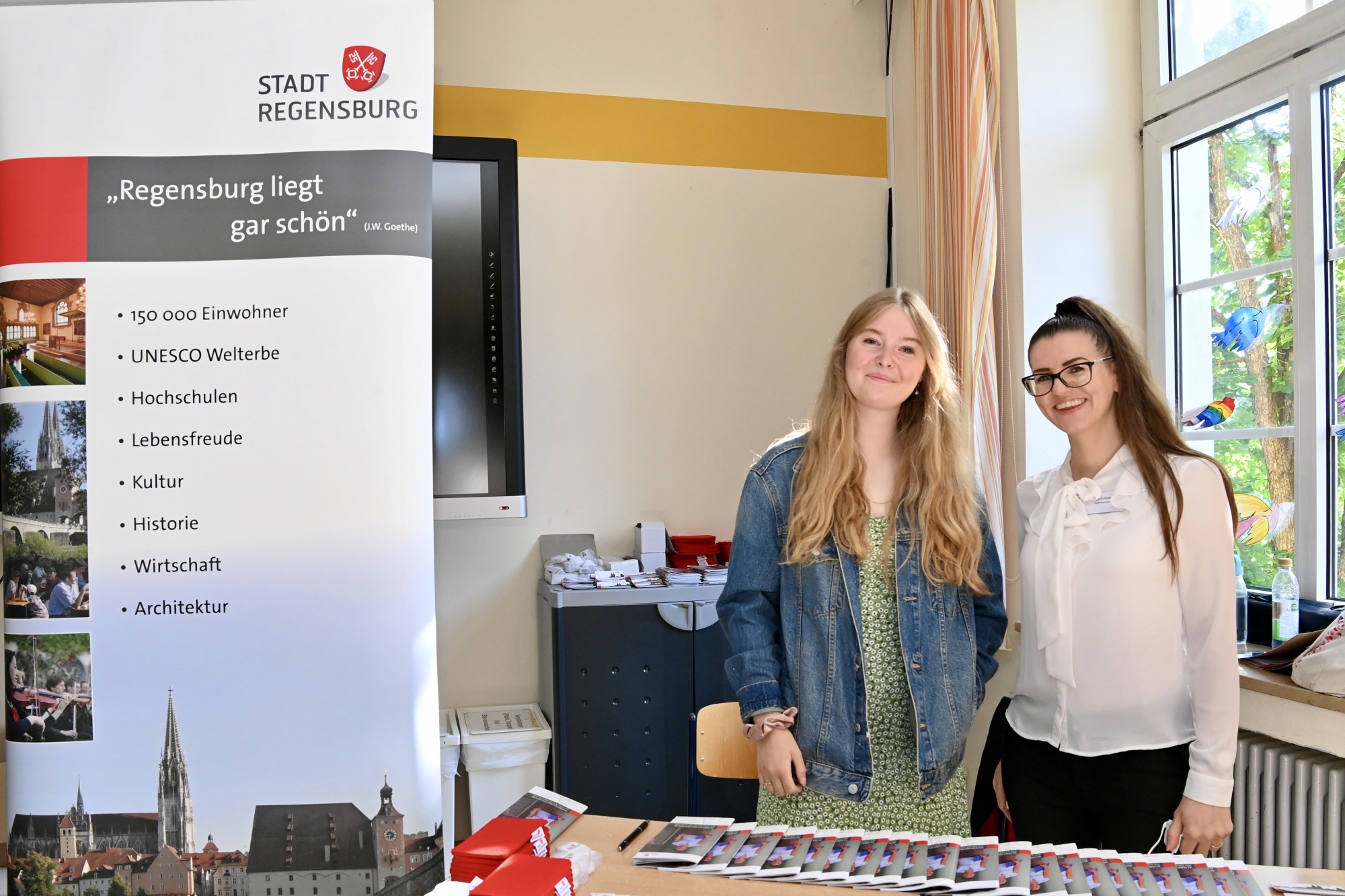 Personen an einem Messestand