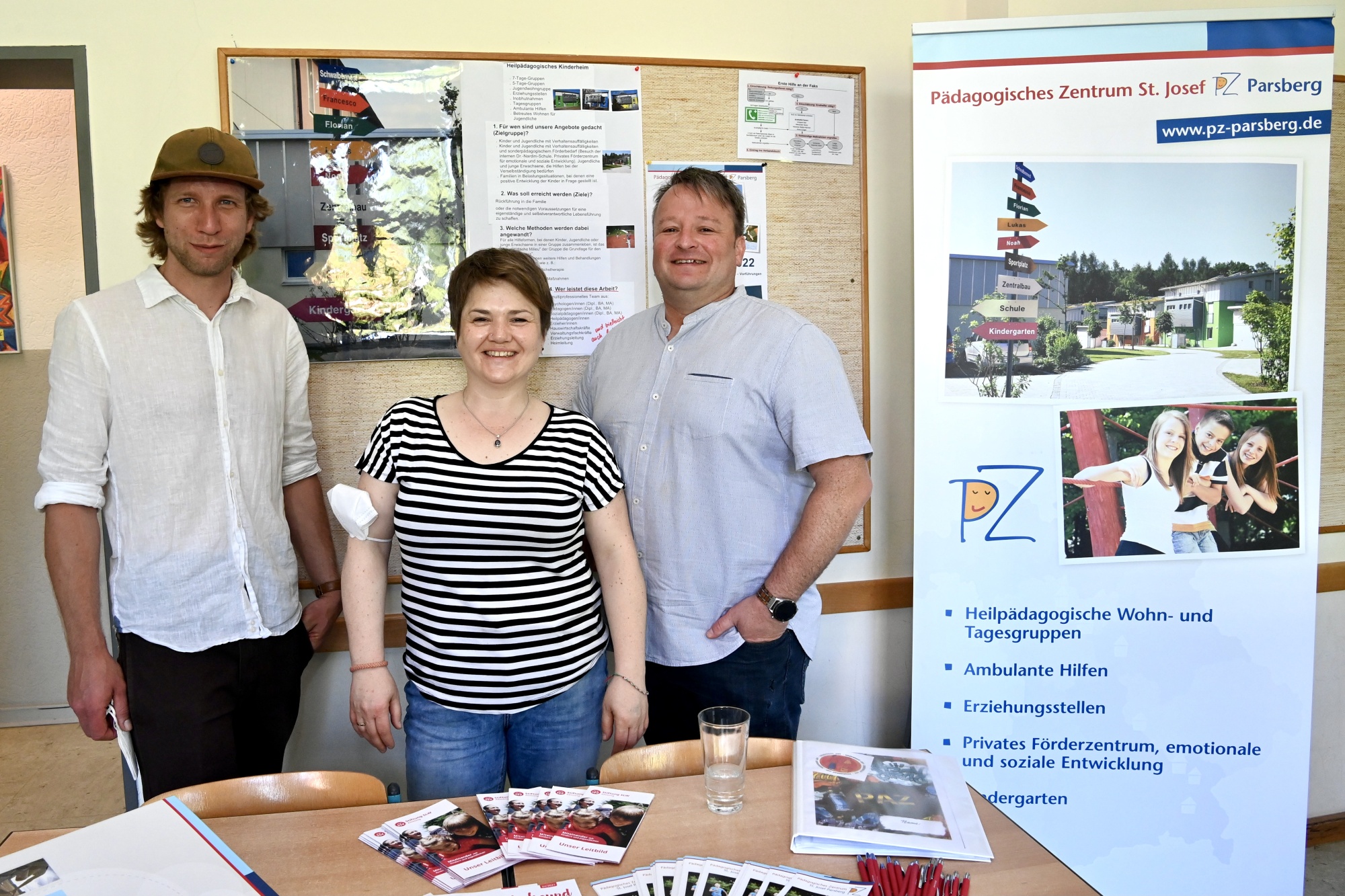 Menschen an Infostand