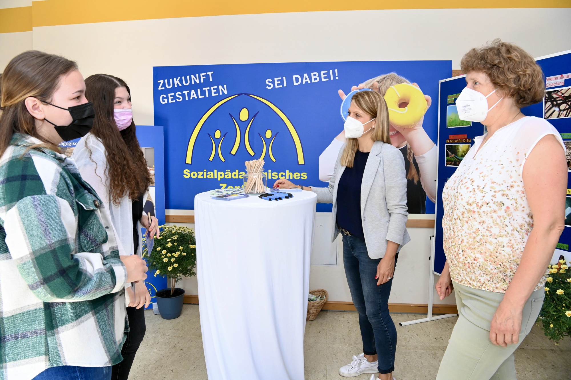 Personen an einem Messestand