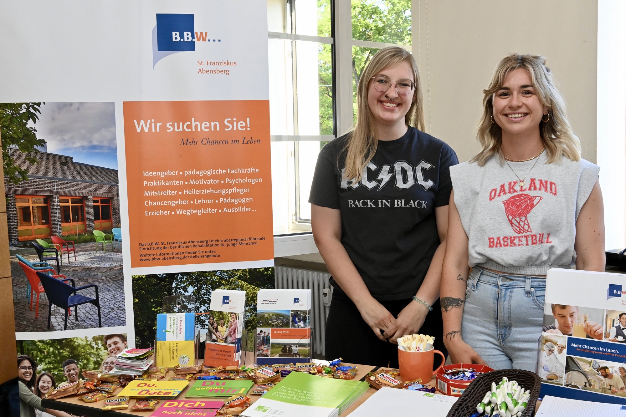 Personen an einem Messestand