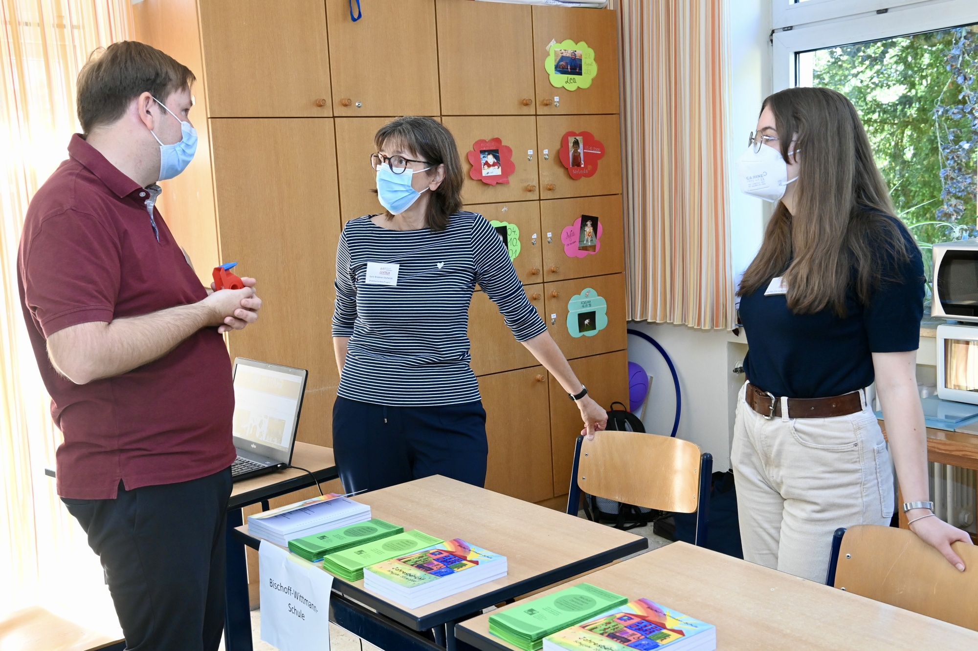 Menschen an Infostand