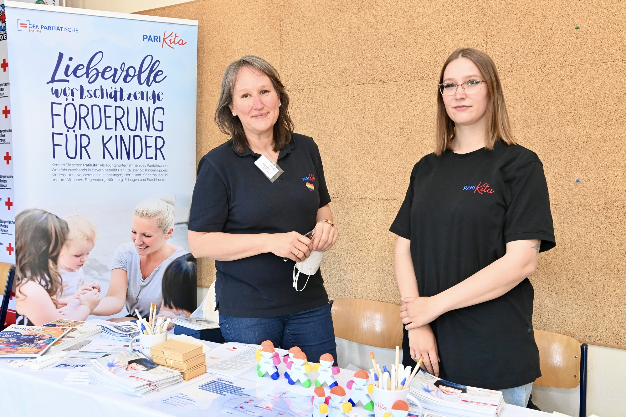 Personen an einem Messestand