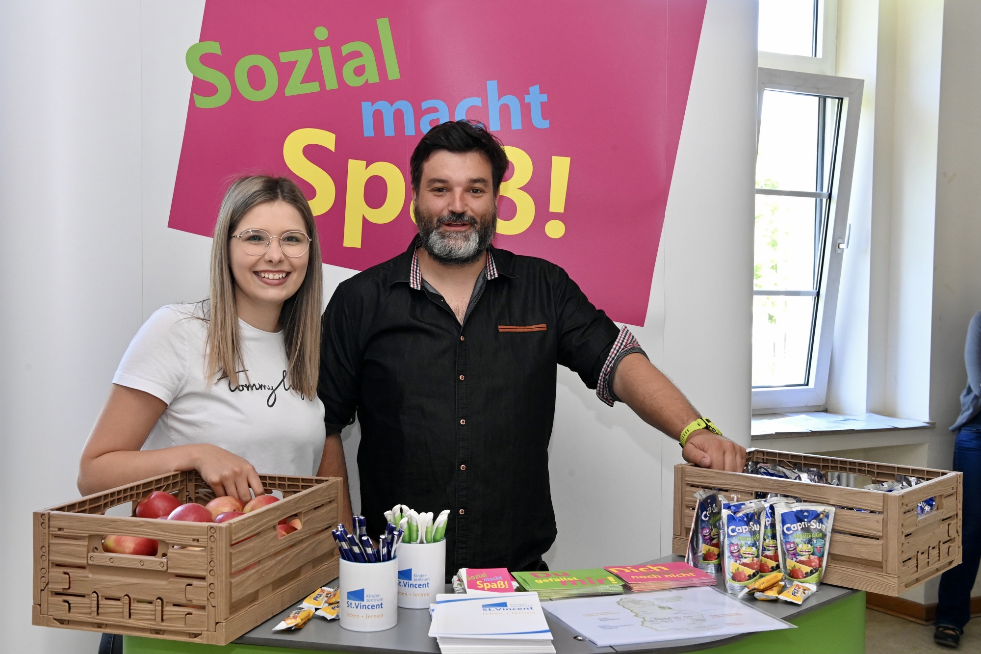 Personen an Infostand