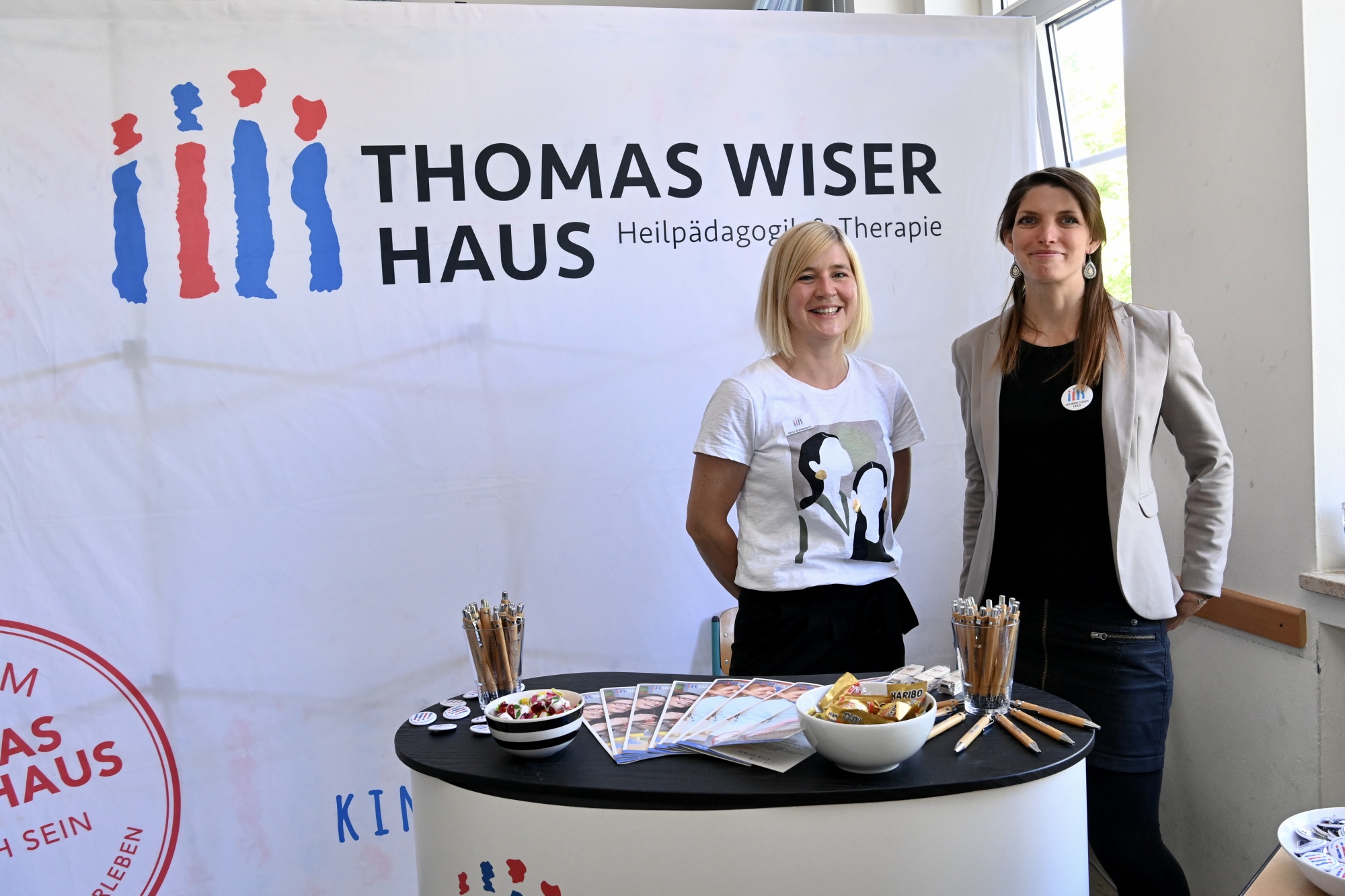 Menschen an Infostand