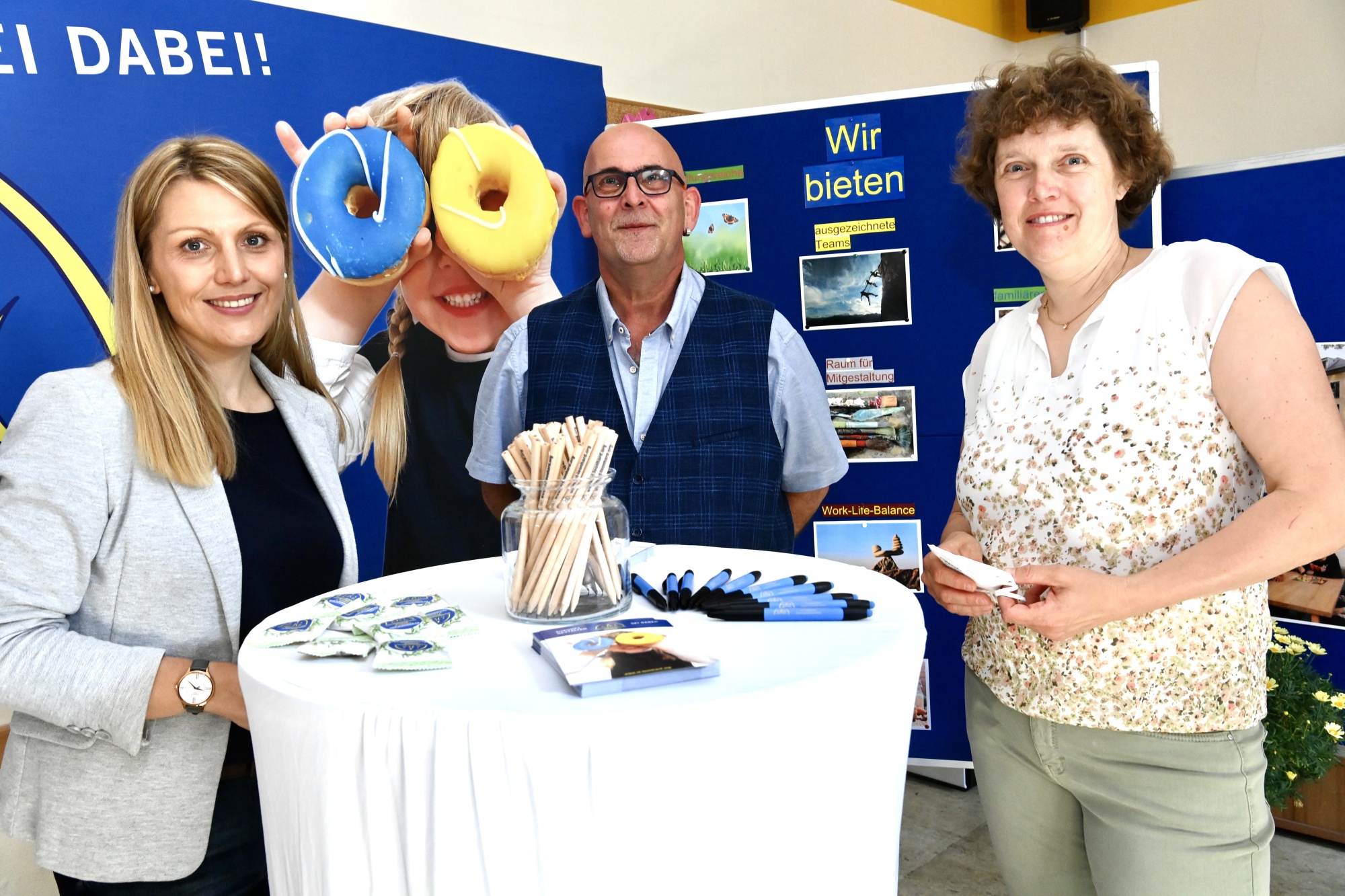 Menschen an Infostand