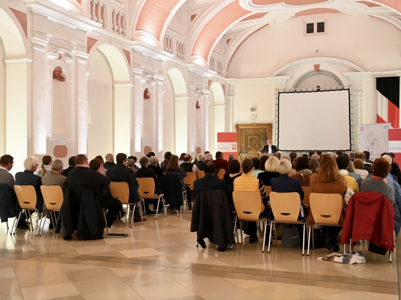 Vortragssaal mit Leinwand