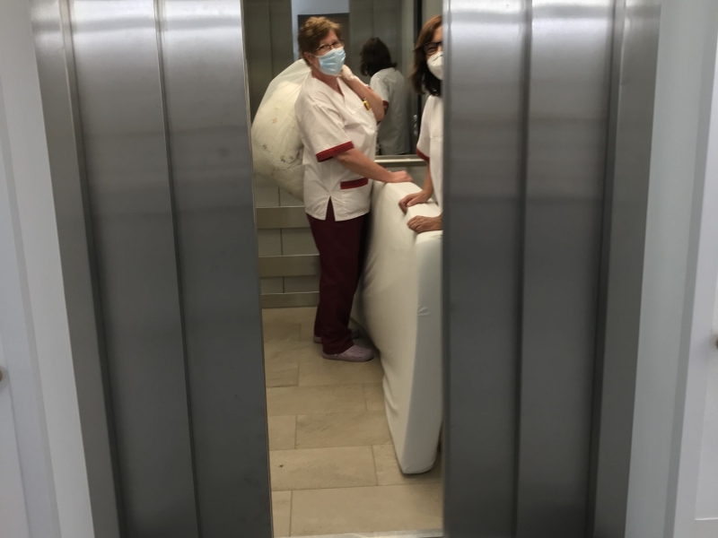 Menschen in Aufzug