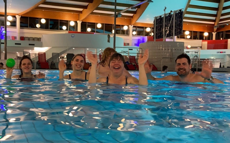 Personen in einem Schwimmbad