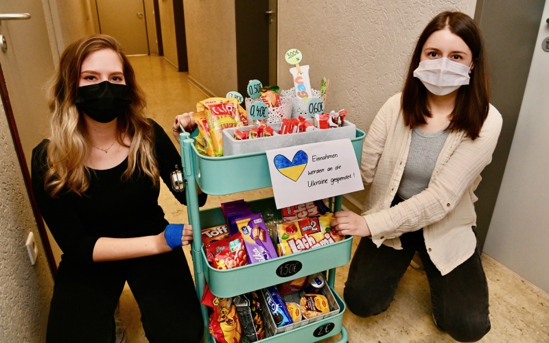 Personen geben Snacks aus