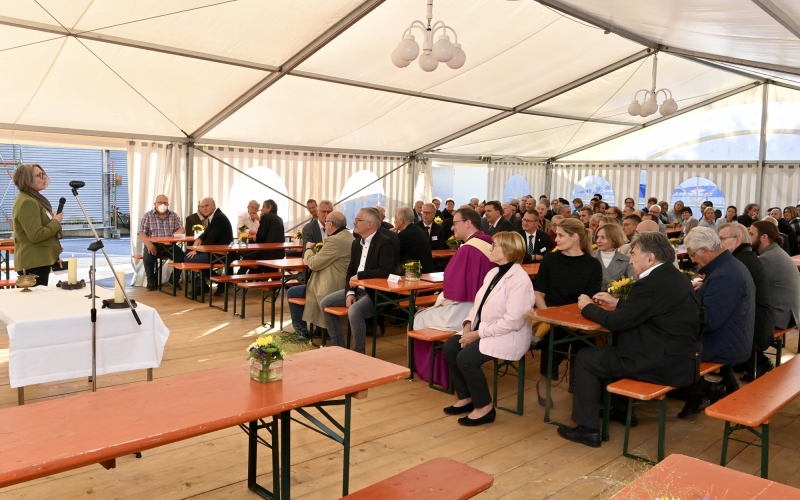 Personen in Bierzelt