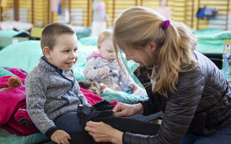 Frau spielt mit Kind